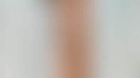 Lass dich von mir entführen unter die prickelnden Tropfen… Spüre, wie das Wasser sanft über meine Haut läuft und jeder Augenblick pure Verführung ist. Bist du bereit für heiße Momente voller Lust und