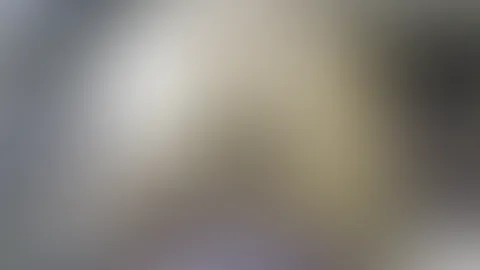 Stell dir vor, du stehst genau hinter mir. Du siehst mich, wie ich mir den Silikondildo in die P***y schiebe. Bei dir regt sich was und du packst mich an der Hüfte, ziehst mich zu dir und steckst mir