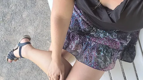 Frivol im Park unterwegs und beim Lüftchen hebt es den Rock und ein schöner Tanga Booty streckt sich entgegen