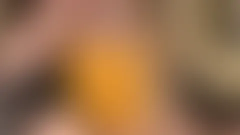 Ich glaube, dieser Blick sagt schon genug… 😏Ein bisschen Nähe, ein bisschen Spannung und Gedanken, die man lieber für sich behält. 🔥Die Frage ist nur… was würdest du tun, wenn du gerade hier wärst?