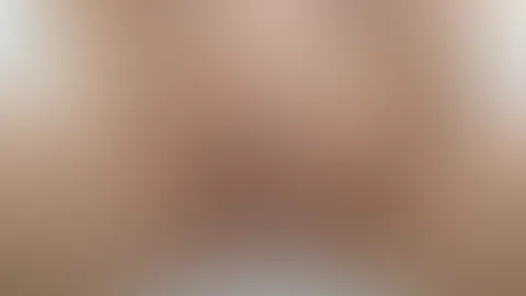 Nackt gemacht auf dem Wannenrand