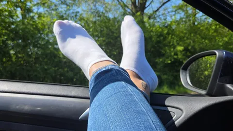 Sunny days in the car 🌞🦶💅