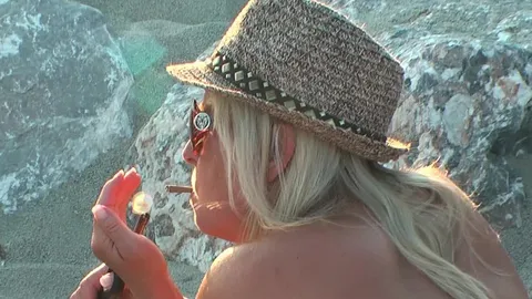 Nackt Rauchen am Strand