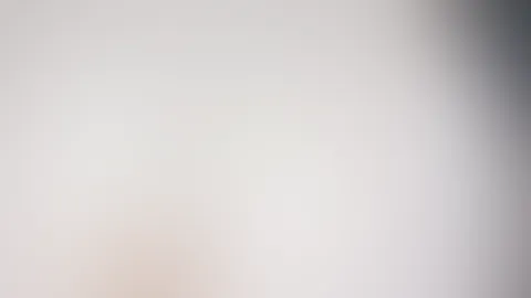 Eigentlich bin ich noch müde, aber deine sanften Streicheleinheiten haben mich geweckt und nass gemacht… Ich richte mich auf und strecke mich dir entgegen… Ich gebe mich hin und du nimmst mich doggy u