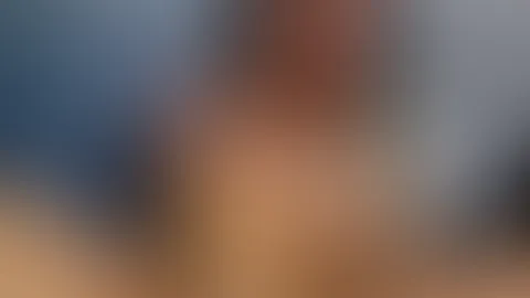 In der Hitze des Moments spürst du, wie die Erregung in dir aufsteigt. Deine Sinne sind geschärft, jeder Atemzug wird schwerer, während du dich ganz auf das Gefühl konzentrierst. Die Spannung baut sic