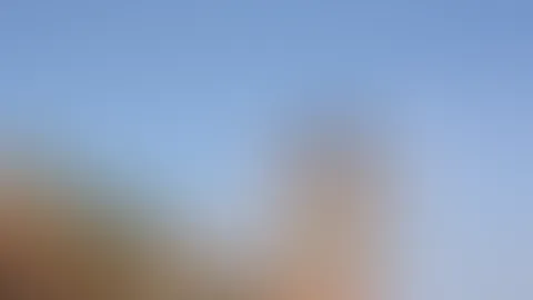 Auf der Terrasse in Santorini kostete sie langsam eine reife Feige und ließ den süßen Saft einen Moment länger auf ihren Lippen. Die warme Luft von Griechenland umhüllte sie, und jeder Bissen fühlte s