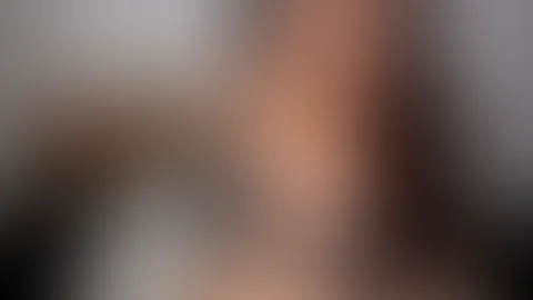 Ich bin hier ganz alleine auf meinem Bett und spiele ein bisschen mit mir đ willst du mitspielen?