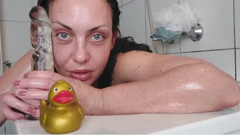 Feuchtfröhlicher Talk mit XXL-DILDO
