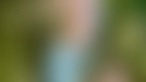 Mein harter Nippel sieht man deutlich. Ich trage nur eine kurze Latzhose und trage nichts darunter…