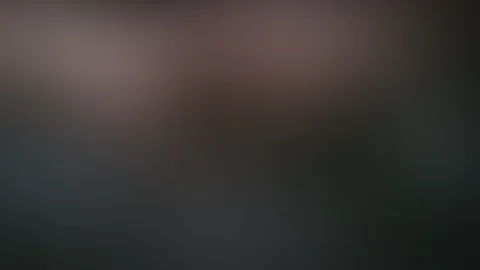 Geile schiebt sich Dildo in die M****i
