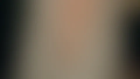 Unter einer weichen Decke, komplett nackt… das fühlt sich so gut an 😌💕 Wärme umarmt die Haut, Körper entspannt, keine Bewegung — nur leises Atmen und ein süßes Zittern beim Gedanken an dich 😏 Wills