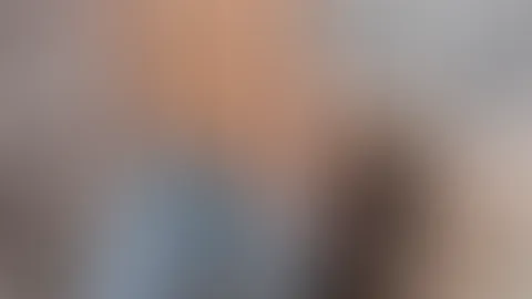 Oben ohne. Die Hose hoch oder ganz runter?