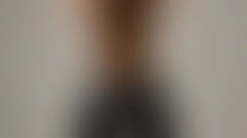 Schwarzes Latex schmiegt sich so eng an die Haut, dass jeder Atemzug zur Anstrengung wird 😈. Es knistert leise, während es meine Schenkel zusammenpresst 💦. Noch enger – und ich fühle mich nicht mehr