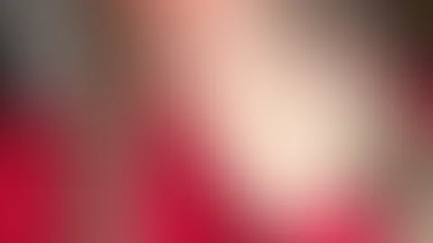 Noch ganz gemütlich, ein Lächeln auf den Lippen. Schick dir ein kleines Küsschen, um deinen Tag süß zu starten 💋
