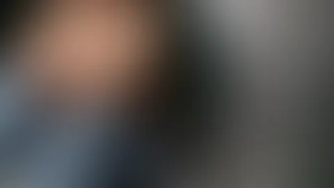 Ich frage mich gerade, was passieren würde… wenn du jetzt hier neben mir sitzen würdest. Vielleicht würden wir einfach nur reden – oder wir würden merken, dass der Abstand zwischen uns viel zu groß is