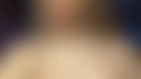 Ich weiß genau, wie ich dich neugierig mache… ganz langsam 😉 Ein Blick reicht nie wirklich aus – man will immer mehr 😏 Komm näher… ich beiß nicht (oder vielleicht doch?) 🔥