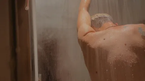 Glasdildo in der Dusche