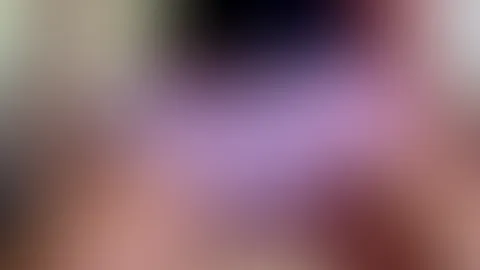 🌸 Hockend, frech und bereit, dir den Kopf zu verdrehen. Was geht dir gerade durch den Kopf? 💕