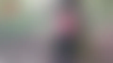 Pinkelpause während der Waldarbeit