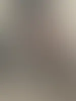 Du darfst schauen. Aber wenn du was anderes willst, musst du dich hinknien… und mich fragen – höflich. Mit Blick nach unten. Während ich mein Glas leer trinke und entscheide, ob du es wert bist 😈💕