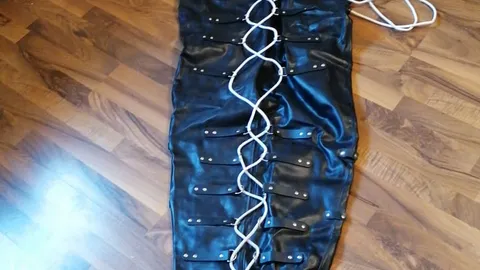 Leder Facesitting mit Sklave im Lederbondagesack!!!