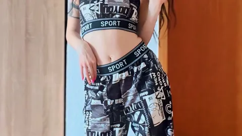 Wollt ihr sehen wie ich mich ausziehen, meine enge kleine P***y feucht wird und ich mir dann einen Dildo schiebe? Dann schau gerne rein und lass mich doch bitte Like da und Follow mir 😘
