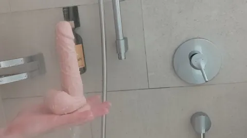 Nach dem Duschen noch den Dildo benutzen
