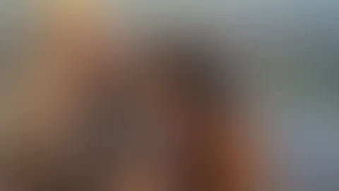 Zwei heiße milfs lutschen einen dildo