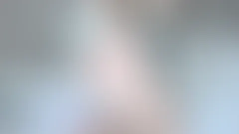 Zimmermädchen spielt mit einem Vibrator