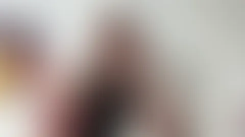 Kann ich als Mann alleine in einen Swingerclub? Wie finde ich den richtigen Club und die richtige Party? Wie verhalte ich mich und was ziehe ich überhaupt an? Diese Fragen klärt Nora Noxx im Video und