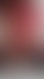 Na, was meinst du, steht mir mein neues rotes Body? Ich mach’s auf, damit du meine rasierten F***e siehst, ja? Und was sagst du zu meinen Kniestrümpfen – lässt du sie mir beim F**ken an? Willst du mic