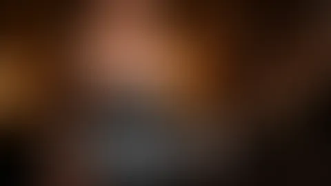 Geil und nackt am Klavier - kommt uns schaut mal wenn ich mein Höschen runterzieh!