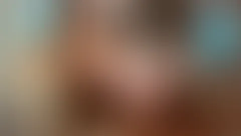 In ihrem Blick liegt eine subtile Herausforderung, in ihrem Lächeln das Versprechen von etwas sehr Süßem 😏 Manchmal entsteht Anziehung vom ersten Moment an … und lässt nie wieder los 🔥