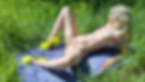 auf der Wiese einige schöne Nacktaufnahmen in sexy gelben Heels