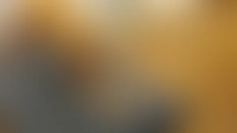 Ich öffne meine Beine weit, spüre den Dehnungsschmerz und genieße es. Mein nackter Körper ist voller Spannung, jeder Blickwinkel zeigt mehr. Ich liebe es, mich so frei zu zeigen… Magst du es, wenn Fra