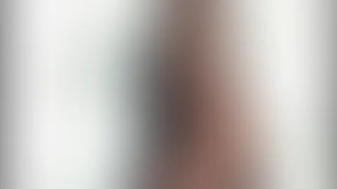 Gefällt dir, wie meine Beine in den Strumpfhosen aussehen? 😏 Dünn, eng anliegend und betonen jede Linie… Wie gefällt dir dieser Anblick? 💦