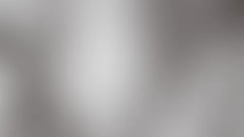 Hey Süßli 😈 Schau genau hin… siehst du, wie tief mein Ausschnitt geht? Das ist nur der Vorgeschmack. Ich weiß genau, was du suchst – und ich hab genau das, was du brauchst. Frische, geile Nudes, enge