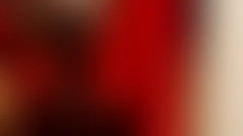 Karnevalswochenende – und ich spiele mein ganz eigenes Spiel.  In meiner roten, goldverzierten Jacke fühle ich mich wie die verführerische Herrin der Manege. Der Stoff liegt eng an meinen Kurven, die 