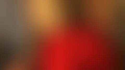 Beim kochen wird es heiß... ich trage nur diesen winzigen roten Tanga 🔥 Von hinten genau so, wie du es magst. Welches Bild gefällt dir besser - Tanga oder Höschen? 😈
