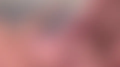 Er spritzt mir ins Gesicht und an den Hals