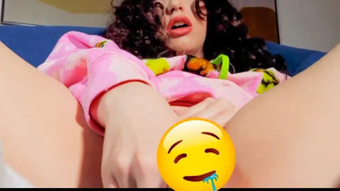 HOODIE BLEIBT AN DILDO GEHT REIN