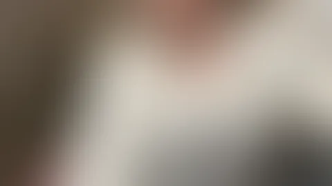 Heute Morgen noch brav im Spiegel gelächelt und jetzt mache ich es mir am Mittag ein bisschen gemütlicher. Der Pulli rutscht langsam tiefer, die Beine sind frei… und ich genieße die Ruhe, bevor der Ab