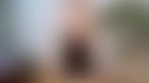 TaraHuman dreht wieder richtig auf! 🔥  Sie hat sich ihren geilen Dildo an einem ,,Wohnzimmertisch“ fixiert und zeigt dir in diesem hammer geilen Video, wie sie sich ihre dauergeile Milfp***y verwöhnt