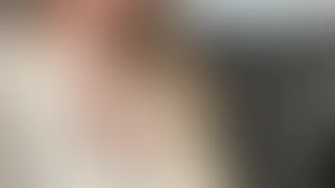 ✨ Sonntags-Vibes nur für dich… ✨ Heute ist einer dieser gemütlichen Tage auf der Couch… aber irgendwie fühlt es sich doch ein bisschen heißer an als sonst. Mein Pullover rutscht immer wieder hoch… sol