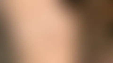 Splitterfasernackt vor einem Holzlager..