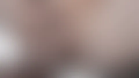 Du f**kst mich! Erst darfst du mich Fingern und lecken. Dann blasse ich deinen S*****z. Ich will dich ganz spüren, also ziehe ich das Gummi dir wieder aus. Wie lieben uns, bist du auf meine feuchte Pu