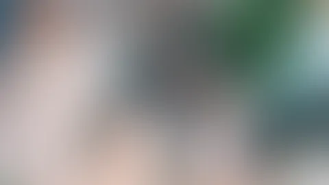 freche Catsuit Lady gibt ihrem besten Freund einen extrem heißen Blowjob
