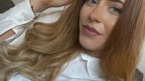 Curvy in weißer Bluse und Dessous