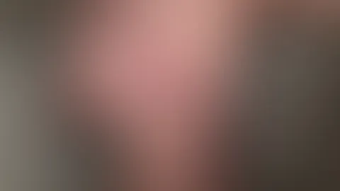Ich stehe nackt unter der Dusche. 💦 Das heiße Wasser läuft langsam über meinen Körper, und ich genieße jeden Tropfen. Traust du dich hinzuschauen?😈