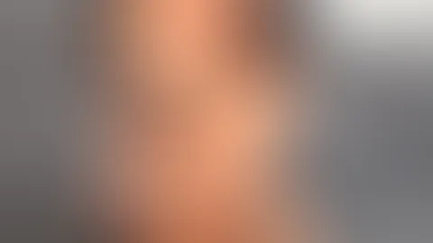 Im transparenten knappen Top und Netzstrumpfhose sende ich dir einen Feierabend-Kuss
